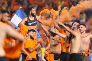 ΑΠΟΕΛ - ΑΕΚ: Το πρωτάθλημα... βάφτηκε γαλαζοκίτρινο για 29η φορά! (Φώτος)