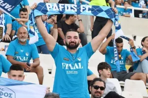 (ΦΩΤΟΣ) Ατμόσφαιρα από τους Παφίτες 