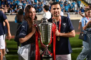 Με το τρόπαιο και την αγαπημένη του