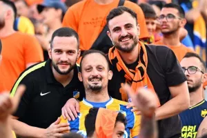 ΑΠΟΕΛ - ΑΕΚ: Το πρωτάθλημα... βάφτηκε γαλαζοκίτρινο για 29η φορά! (Φώτος)