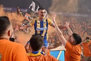 ΑΠΟΕΛ - ΑΕΚ: Το πρωτάθλημα... βάφτηκε γαλαζοκίτρινο για 29η φορά! (Φώτος)