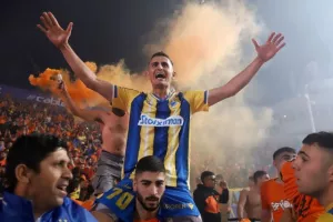 ΑΠΟΕΛ - ΑΕΚ: Το πρωτάθλημα... βάφτηκε γαλαζοκίτρινο για 29η φορά! (Φώτος)