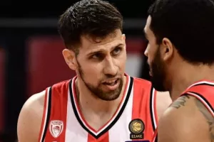 Ολυμπιακός: Η βουτιά του Λούντζη στο… κενό (βίντεο)