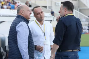 Εξαιρετικό κλίμα... λίγο πριν την σέντρα (Φώτος)