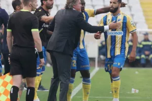 ΑΠΟΕΛ - ΑΕΚ: Το πρωτάθλημα... βάφτηκε γαλαζοκίτρινο για 29η φορά! (Φώτος)