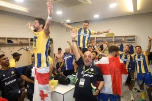 Το γλέντι στα αποδυτήρια! (Φώτος)