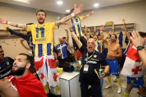 Το γλέντι στα αποδυτήρια! (Φώτος)