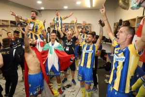 Το γλέντι στα αποδυτήρια! (Φώτος)