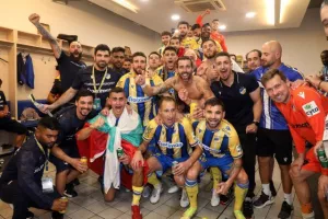 Το γλέντι στα αποδυτήρια! (Φώτος)