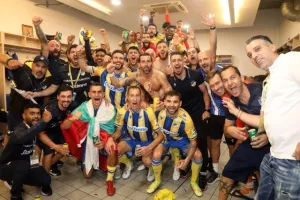 Το γλέντι στα αποδυτήρια! (Φώτος)