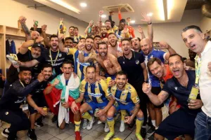 Το γλέντι στα αποδυτήρια! (Φώτος)