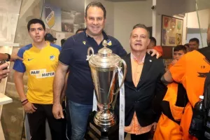 (ΒΙΝΤΕΟ-ΦΩΤΟΣ Kerkida) Κάηκε... ο εξώστης στην άφιξη των πρωταθλητών!