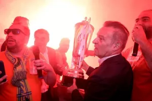 (ΒΙΝΤΕΟ-ΦΩΤΟΣ Kerkida) Κάηκε... ο εξώστης στην άφιξη των πρωταθλητών!