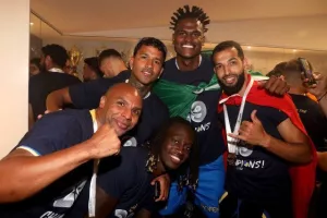 (ΒΙΝΤΕΟ-ΦΩΤΟΣ Kerkida) Κάηκε... ο εξώστης στην άφιξη των πρωταθλητών!