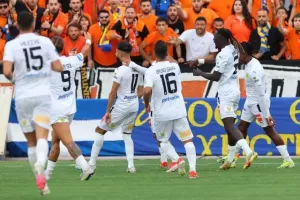ΑΠΟΕΛ - ΑΕΚ: Το πρωτάθλημα... βάφτηκε γαλαζοκίτρινο για 29η φορά! (Φώτος)
