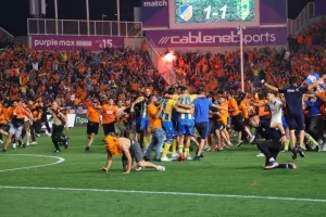 ΑΠΟΕΛ - ΑΕΚ: Το πρωτάθλημα... βάφτηκε γαλαζοκίτρινο για 29η φορά! (Φώτος)
