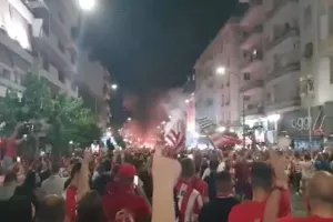 "Μέθυσε"... ο Πειραιάς! (βίντεο)
