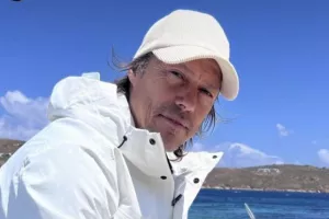 Οι ευχές του Αλμέιδα στα ελληνικά για «Καλό Πάσχα» από την παραλία