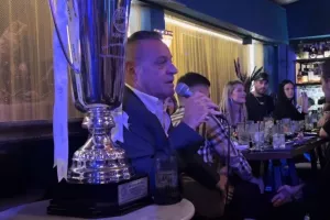 Πρόδρομος... στο πάρτι-τίτλου: "Νύχτα πανηγυρισμών/Σας ευχαριστώ από τα βάθη της καρδιάς μου" (Βίντεο)