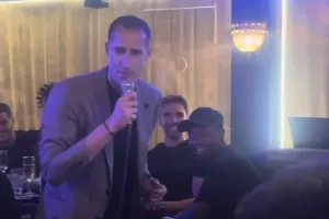 Πέτροβιτς/Καραόκε: "Το τραγούδησα στην γυναίκα μου και μου είπε ότι είμαι ο άντρας της ζωής της"! (Βίντεο)