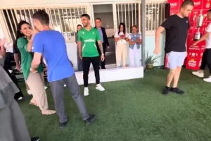 Ιωάννης και Μάριος έπαιξαν μπαλίτσα και... πρόσφεραν χαμόγελα! (Φώτος/Βίντεο)