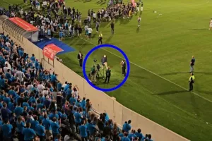 Τους χειροκρότησε και τον... χειροκρότησαν