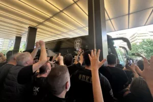 Πανζουρλισμός στην αναχώρηση του ΠΑΟΚ: "Να' τοι, να' τοι οι πρωταθλητές"!