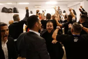 Το πάρτι στα αποδυτήρια του «Βικελίδης» για την κατάκτηση του πρωταθλήματος (Φώτος)