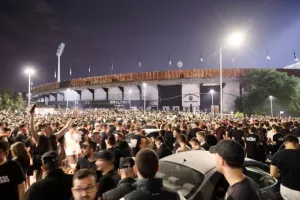 Χαμός έξω από την Τούμπα - Περιμένουν τους πρωταθλητές! (Φώτος)