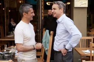 Η τυχαία συνάντηση Μητσοτάκη - Λουτσέσκου και τα συγχαρητήρια του πρωθυπουργού