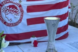 Ήταν υπόσχεση, έγινε πράξη: Το τρόπαιο του Conference League στο μνημείο της Θύρας 7