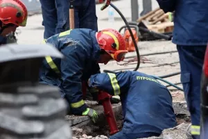 Ηλικιωμένος έπεσε σε φρεάτιο - Ανασύρθηκε χωρίς τις αισθήσεις του