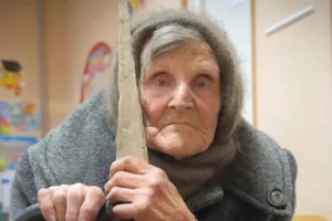 Ουκρανία: Η απίστευτη ιστορία μιας 98χρονης - Περπάτησε μόνη της για 9χλμ. σε εμπόλεμη περιοχή για να ξεφύγει