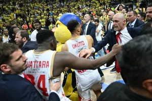 Φενέρ - Μονακό: Χαμός μετά το τέλος με παίκτες των φιλοξενούμενων και Τούρκους οπαδούς