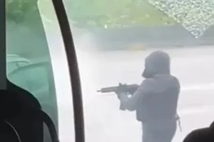 Τουλάχιστον δύο νεκροί σωφρονιστικοί υπάλληλοι από επίθεση σε βαν που μετάφερε κρατούμενο
