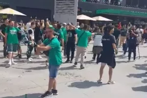 «ΠΑΟ ολέ» τραγουδούν οι οπαδοί του ΠΑΟ έξω από την Uber Arena