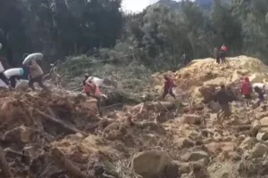 Περισσότεροι από 300 άνθρωποι και 1.182 σπίτια θάφτηκαν στη λάσπη στην Παπούα Νέα Γουϊνέα