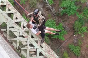 ΗΠΑ: Άγιο είχε 19χρονος που έπεσε σε φαράγγι 120 μέτρων