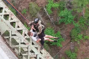 ΗΠΑ: Άγιο είχε 19χρονος που έπεσε σε φαράγγι 120 μέτρων