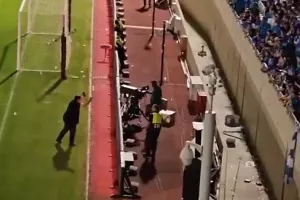 Στην εξέδρα με υψωμένες γροθιές ο Χρύσανθος Σαββίδης (βίντεο kerkida)
