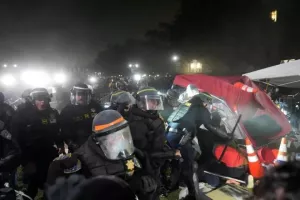 Η αστυνομία εισέβαλε στο UCLA - Σφοδρές συγκρούσεις αστυνομικών - διαδηλωτών και νέες συλλήψεις