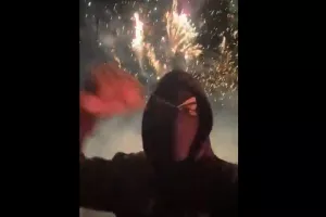 Οπαδοί της Άρσεναλ την "πάτησαν", πέταξαν βεγγαλικά έξω από το ξενοδοχείο που νόμιζαν ότι διέμενε η αποστολή των Πολιτών