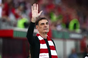 Ο Γιώργος Μπαρτζώκας στο "Καραϊσκάκης", αποθεώθηκε από τους οπαδούς