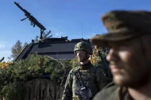 Το Βερολίνο εξετάζει υποχρεωτική στράτευση στα 18, και για τις γυναίκες, στη σκιά των ρωσικών απειλών
