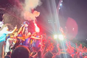 Άλλαξε το σύνθημα - Από το λεωφορείο μπαίνουν στο αεροπλάνο (Βίντεο kerkida) 