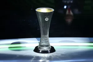 Στην Αθήνα... το τρόπαιο του Conference League