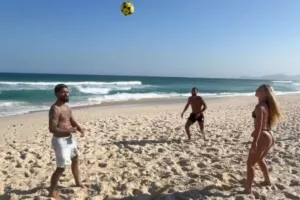 Αλίσα Λέμαν και Ντόουγκλας Λουίζ έπαιξαν beach soccer (βίντεο)