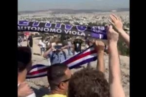 Φίλαθλοι της Φιορεντίνα στην Ακρόπολη πριν τον τελικό του Conference League