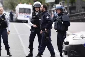 Γαλλία: Δυο αστυνομικοί τραυματίστηκαν από σφαίρες σε παρισινό τμήμα