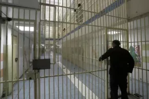 Φρουρός στις φυλακές Χανίων «περνούσε» κινητά τηλέφωνα στους κρατούμενους